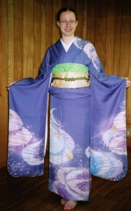 Furisode in hellviolett. Selbstgenäht und auch selbst angezogen in Saginuma, Japan.