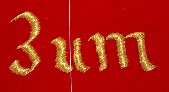 "Zum" in Kanetille auf rotem Samt "Zum" in Kanetille auf rotem Samt