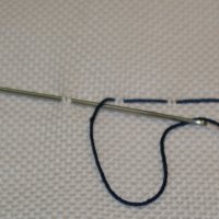 Grundstich der Durchzugsstickerei ist ein Vorstich mit verlängertem Oberfaden.